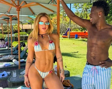 Influenciadora exibe corpo definido e musculoso