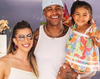 Dançarina Lore Improta e o cantor Léo Santana ao lado da filha, Liz Improta