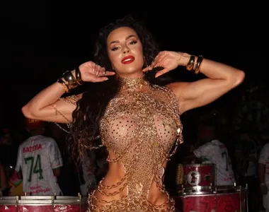 Apresentadora Juju Salimeni usa vestido ousado em desfile