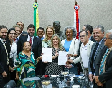 Secretários de Estado entregaram as propostas aos deputados