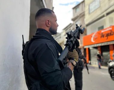 Agentes cumprem mandados de prisão, busca e apreensão