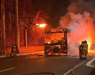 Fogo em ônibus paralisou trânsito na capital baiana
