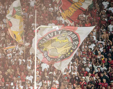 Homem foi flagrado infiltrado na torcida do Vitória