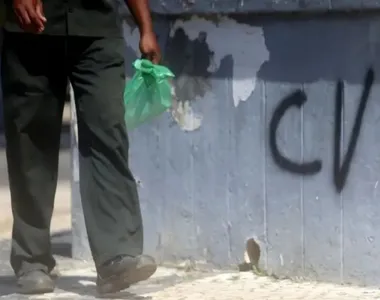 Traficantes debocham de cartaz de “procurado” em grupo do CV no WhatsApp