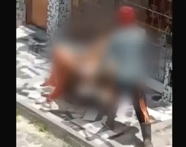 Homem foi levado ao hospital em um carro de mão