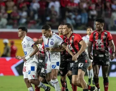 Jogadores de Bahia e Vitória durante clássico Ba-Vi