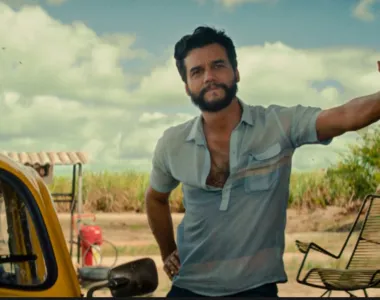 Wagner Moura em ação no filme O Agente Secreto