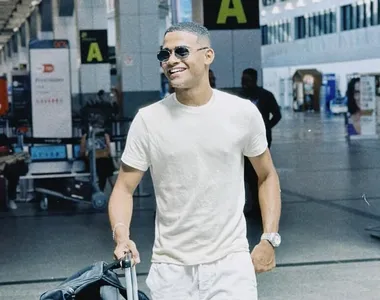 Influenciador expõe confusão durante embarque