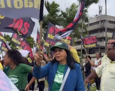 Funcionários de autoescolas travam trânsito na Paralela em protesto