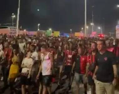 Torcida saiu correndo pra participar do corredor rubro-negro