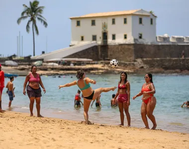 Altinha virou febre entre os banhistas na praia