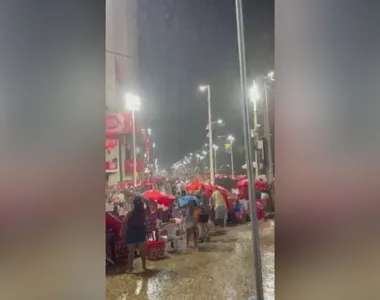 Chuva na primeira noite do Carnaval de Salvador