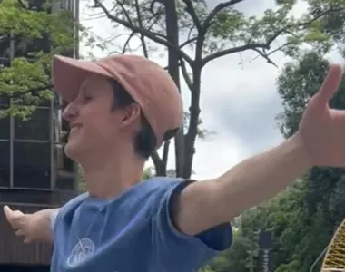 Adolescente baiano encerra quimioterapia e celebra com buzinaço