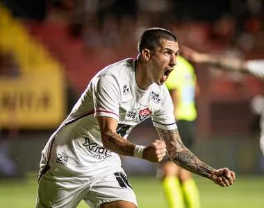 Aitor Cantalapiedra comemora seu gol