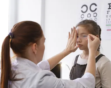 Consultar um oftalmologista é essencial