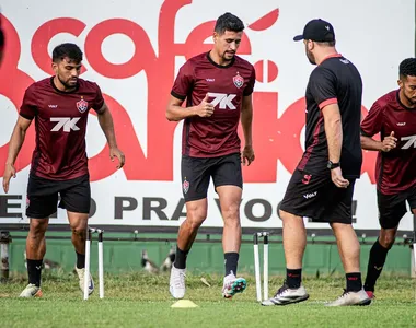 Ronald (esquerda) será desfalque no Vitória, enquanto Ryller (meio) e Willian Oliveira (direita) brigam por posição no meio-campo