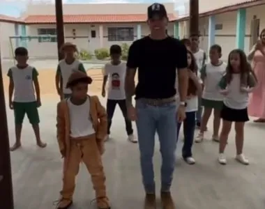 Maurício, de 11 anos, recebe visita de Zé Vaqueiro após viralizar