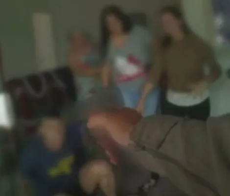 Imagem ilustrativa da imagem Assista: homem com esquizofrenia é morto por policial na frente da mãe