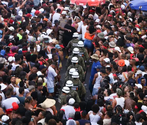 Imagem ilustrativa da imagem Vídeo: Desacreditado dá soco em PM e se dá mal no Circuito Dodô