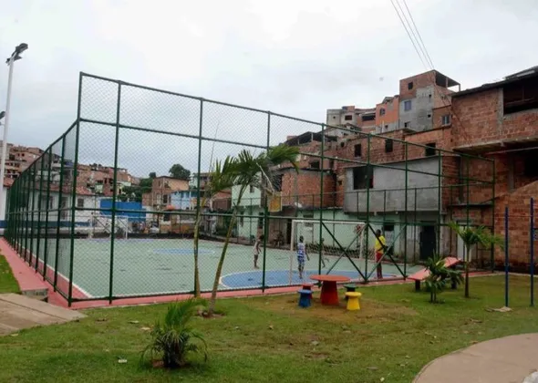 Imagem ilustrativa da imagem Vídeo: tiroteio deixa jovem desfigurado e gera caos dentro de buzu