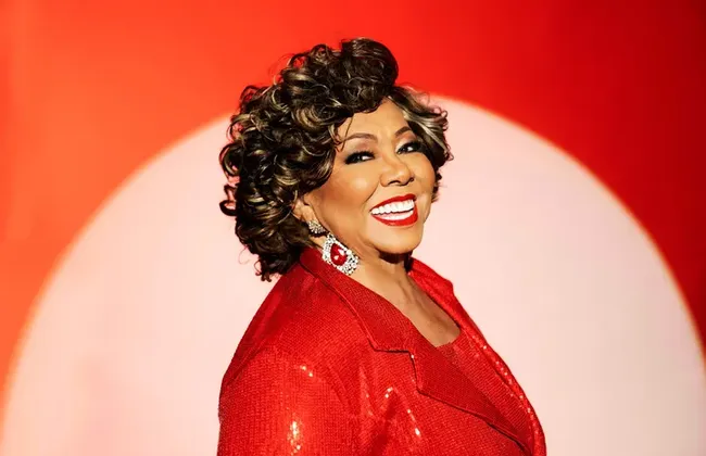 Imagem ilustrativa da imagem "Não sou uma qualquer", diz Alcione após levar tombo em show