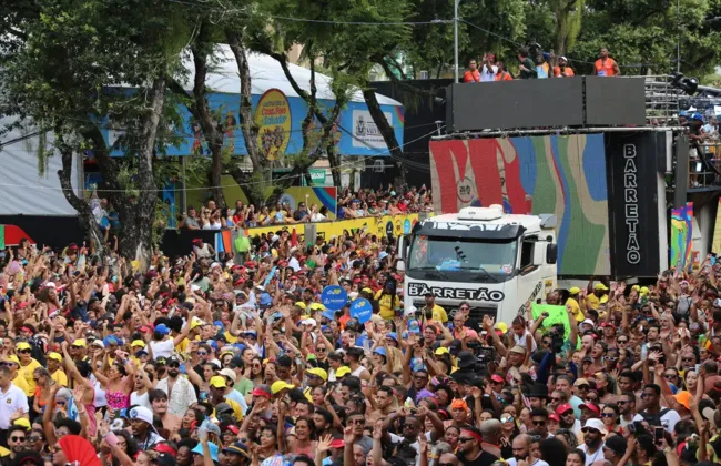 Imagem ilustrativa da imagem Vídeo: foliões saem na mão dentro de camarote de Claudia Leitte