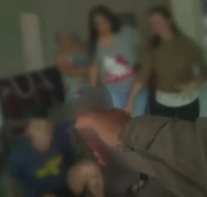 Imagem ilustrativa da imagem Assista: homem com esquizofrenia é morto por policial na frente da mãe