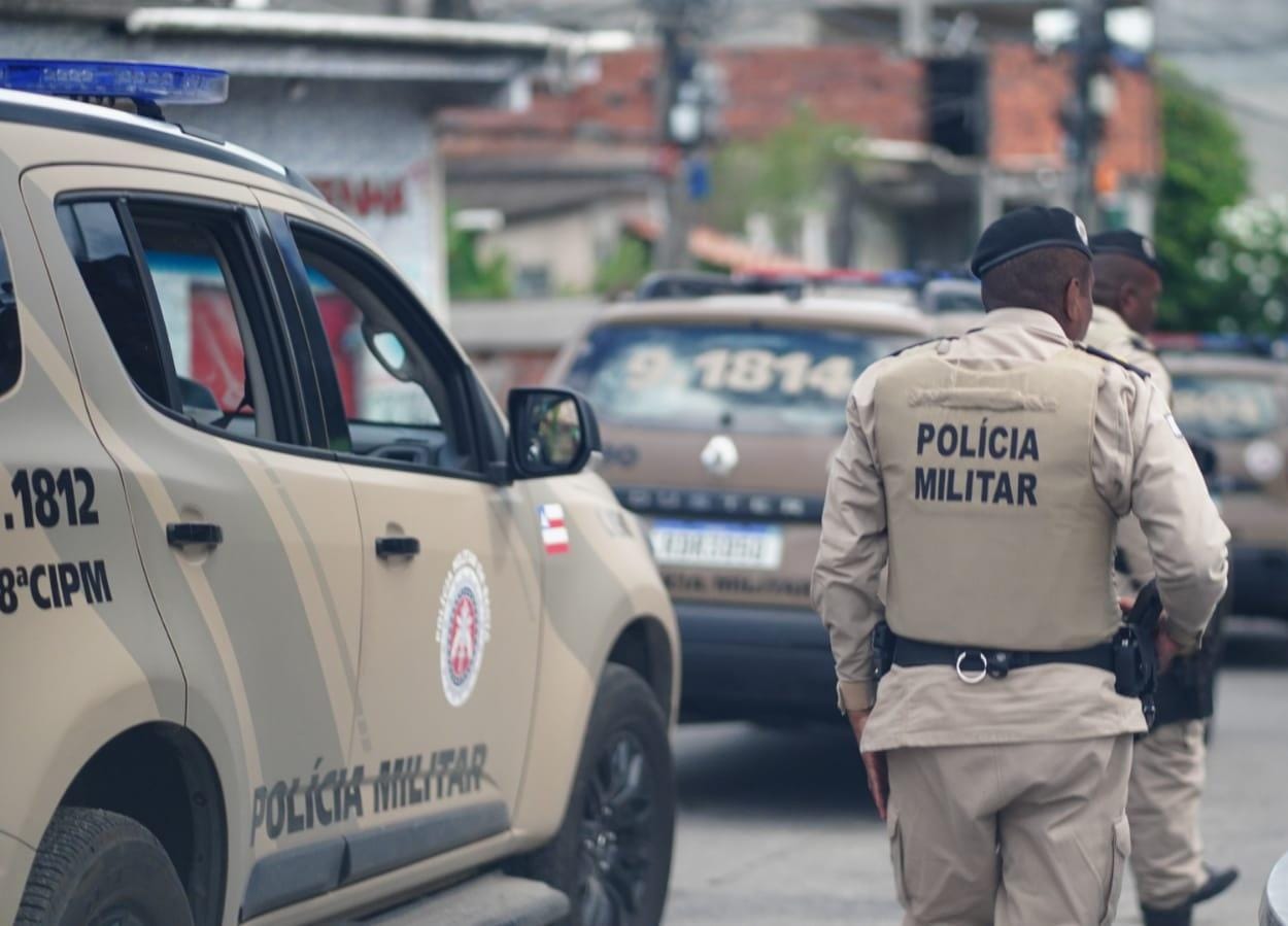 Bebê baleado em colo de homem é sepultado na Bahia