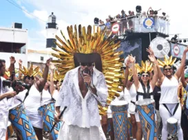 Carlinhos Brown abre Arrastão da Quarta de Cinzas com entrega de padê - Imagem