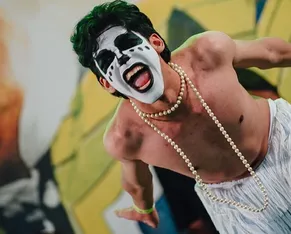 Assista: estudante de Salvador interpreta Ney Matogrosso na Sapucaí - Imagem