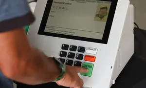 Urna é trocada após eleitor passar cola na tecla 3; entenda