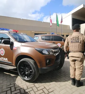 Imagem ilustrativa da imagem Cabeça de facção 'deita' após tiroteio e PM apreende arsenal; veja