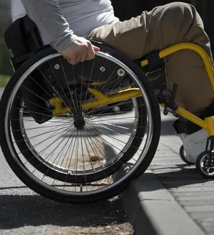 Imagem ilustrativa da imagem Após crime, cadeirante foge “pegando banguela” em caminhão de lixo