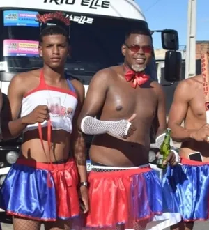 Imagem ilustrativa da imagem Bloco 'As Babaguetes' desfila de vaquinha na Sexta-Feira Santa