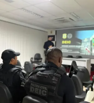 Imagem ilustrativa da imagem Cena de filme! Quadrilha entrava pelo telhado para roubar joalherias