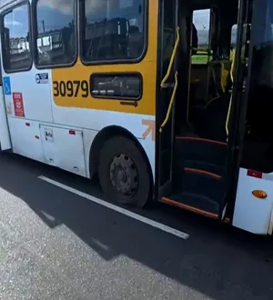 Imagem ilustrativa da imagem Com tiros, ônibus é interceptado após uso indevido de rodoviário