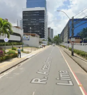 Imagem ilustrativa da imagem Facadas ou tiros? Mistério cerca homicídio próximo a shopping em SSA