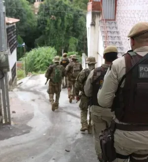 Imagem ilustrativa da imagem Dois PMs escapam da morte em ação que acabou com colega morto na Vasco