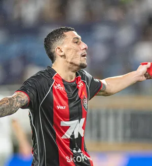 Imagem ilustrativa da imagem Faz falta? Vitória despenca sem Gabriel Baralhas em campo