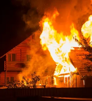 Imagem ilustrativa da imagem Homem é preso por tacar fogo na casa de vizinhos na Bahia