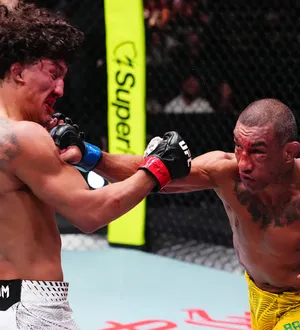 Imagem ilustrativa da imagem Lutador brasileiro sai do UFC Fight Night de maca; veja vídeo