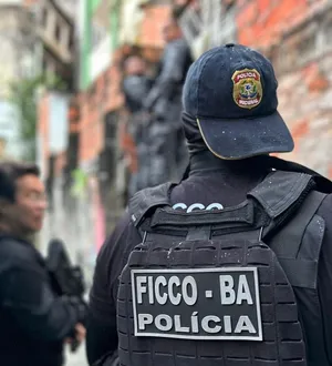 Imagem ilustrativa da imagem Matadores tentam fugir pra SP e PE, mas polícia impede na Rodoviária