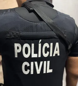 Imagem ilustrativa da imagem Dupla é presa por suspeita de roubar R$ 27 mil em celulares na Bahia