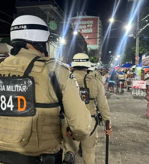 Imagem ilustrativa da imagem Policiais pegam a pista após briga com denúncia de homofobia na folia