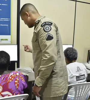 Imagem ilustrativa da imagem Projeto digital da PM deixa povo do Nordeste de Amaralina antenado