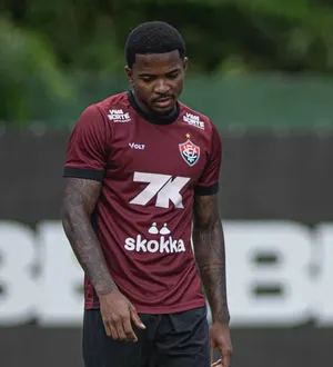 Imagem ilustrativa da imagem Cacá fora? Presença do zagueiro contra o Corinthians é incerta