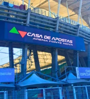 Imagem ilustrativa da imagem VÍDEO: Arena Fonte Nova retira letreiro da Casa de Apostas após MP das bets