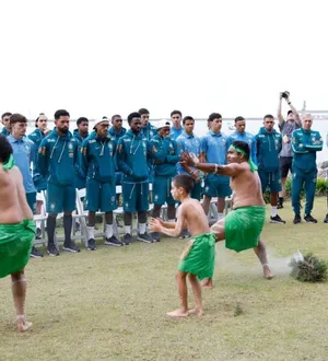 Imagem ilustrativa da imagem Vídeo: jogadores do Brasil seguram risada em cerimônia de nativos
