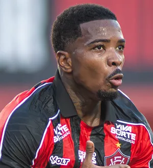 Imagem ilustrativa da imagem Vitória abre os cofres e Cacá deve ser titular contra o Corinthians