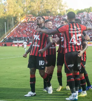 Imagem ilustrativa da imagem Vitória bate o São Paulo com direito a “olé” no Barradão
